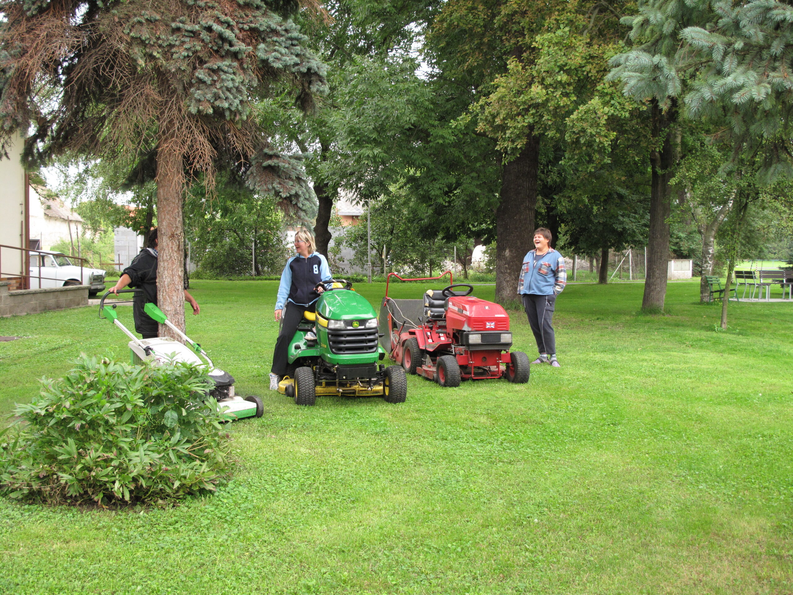 How to Adjust a Sleeve Hitch for a Garden Tractor