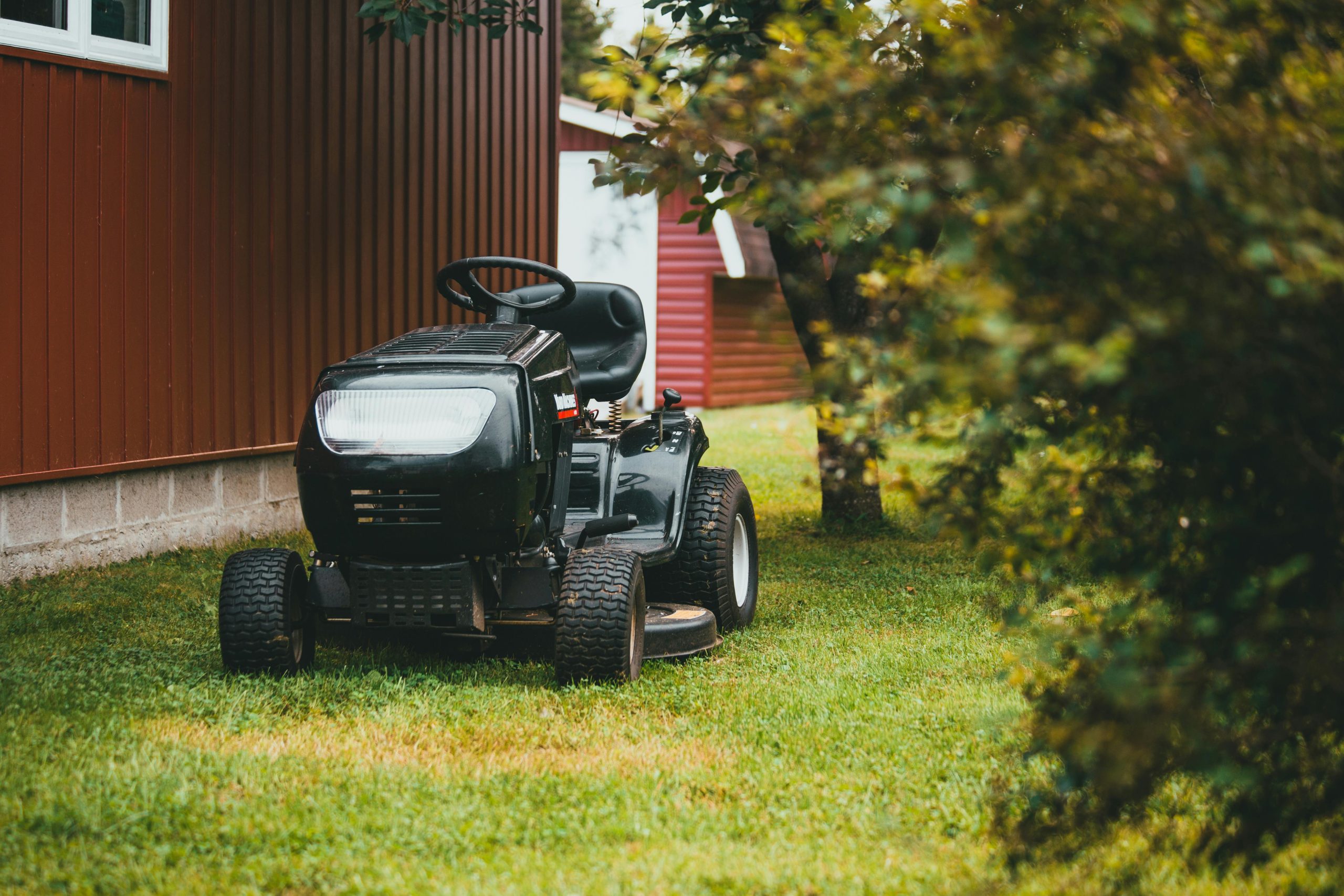 Top-Rated Riding Mowers Under $5,000 for Large Lawns in 2025